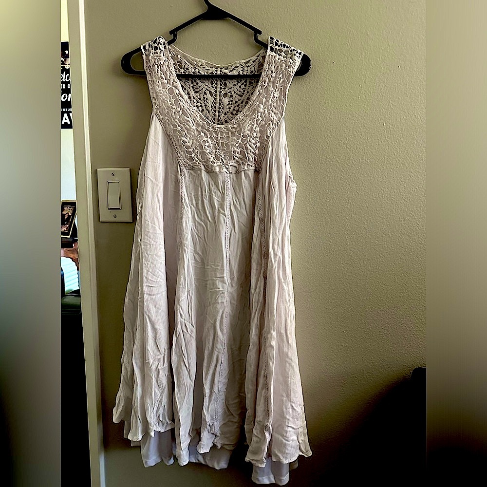 Beautiful white sleeveless tunic from Avenue